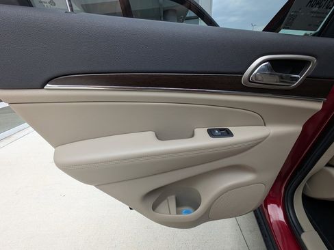 Used 2015 Jeep Grand Cherokee Limited image 38