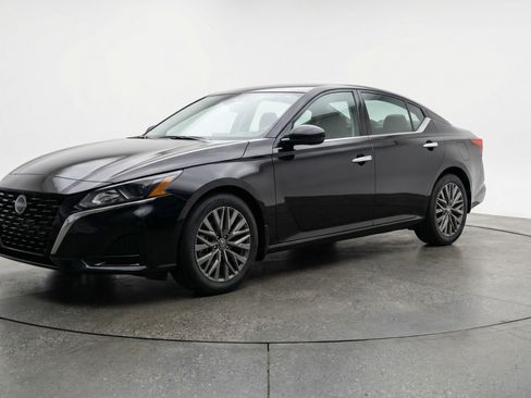 Used 2025 Nissan Altima 2.5 SV image 3