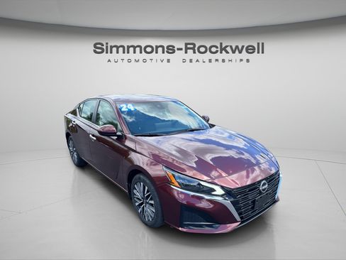 Used 2024 Nissan Altima 2.5 SV w/ SV Premium Package AWD/4WD image 7