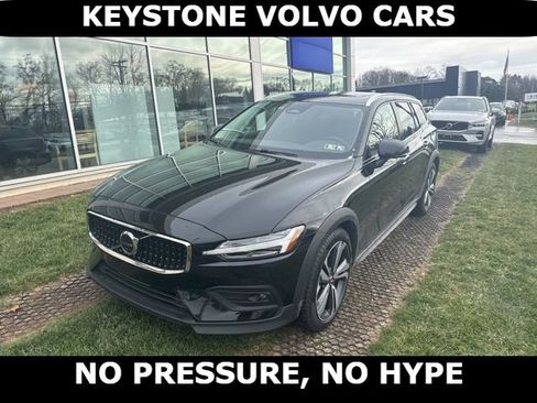 Certified 2025 Volvo V60 B5 Cross Country Plus image 1