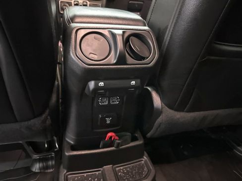 Used 2019 Jeep Wrangler Unlimited Sahara image 23