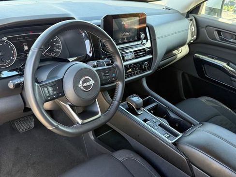 Used 2025 Nissan Pathfinder SV image 11