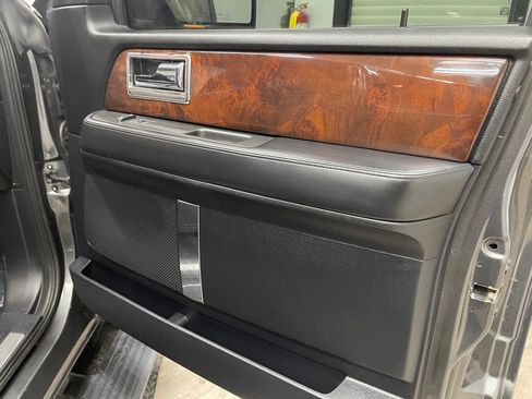 Used 2016 Lincoln Navigator Select RWD image 30