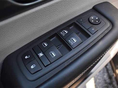 Used 2022 Chrysler Pacifica Touring-L image 21