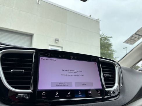 Used 2022 Chrysler Pacifica Touring-L image 19