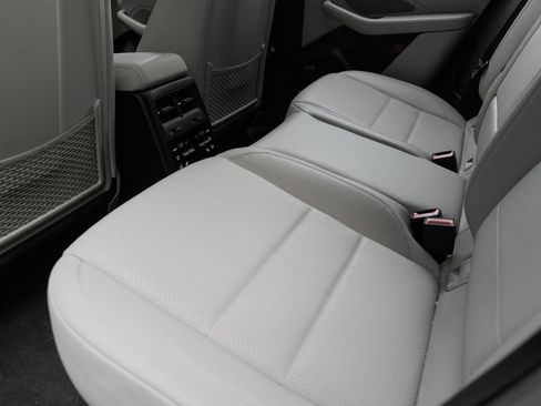 Certified 2025 Porsche Macan 4S Electric AWD/4WD image 27
