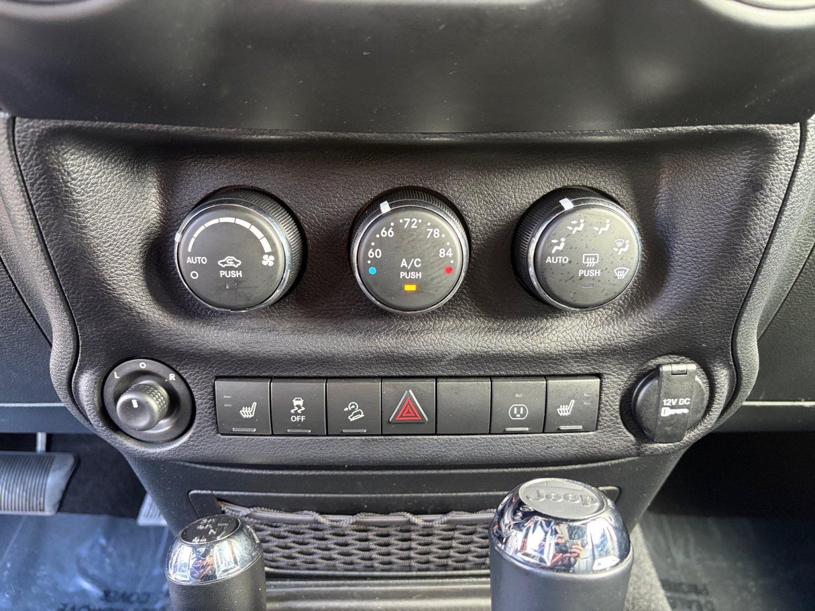 Used 2017 Jeep Wrangler Unlimited Sahara w/ Connectivity Group AWD/4WD image 19