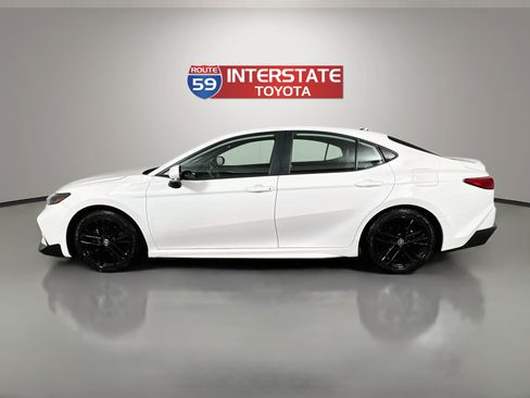 Used 2025 Toyota Camry SE w/ Convenience Package FWD image 4