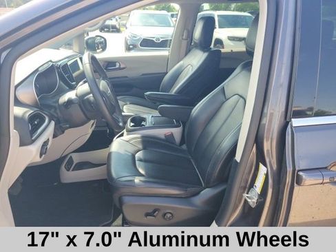 Used 2023 Chrysler Pacifica Touring-L FWD image 13