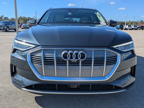 Used 2019 Audi e-tron Prestige w/ Prestige Package image 3