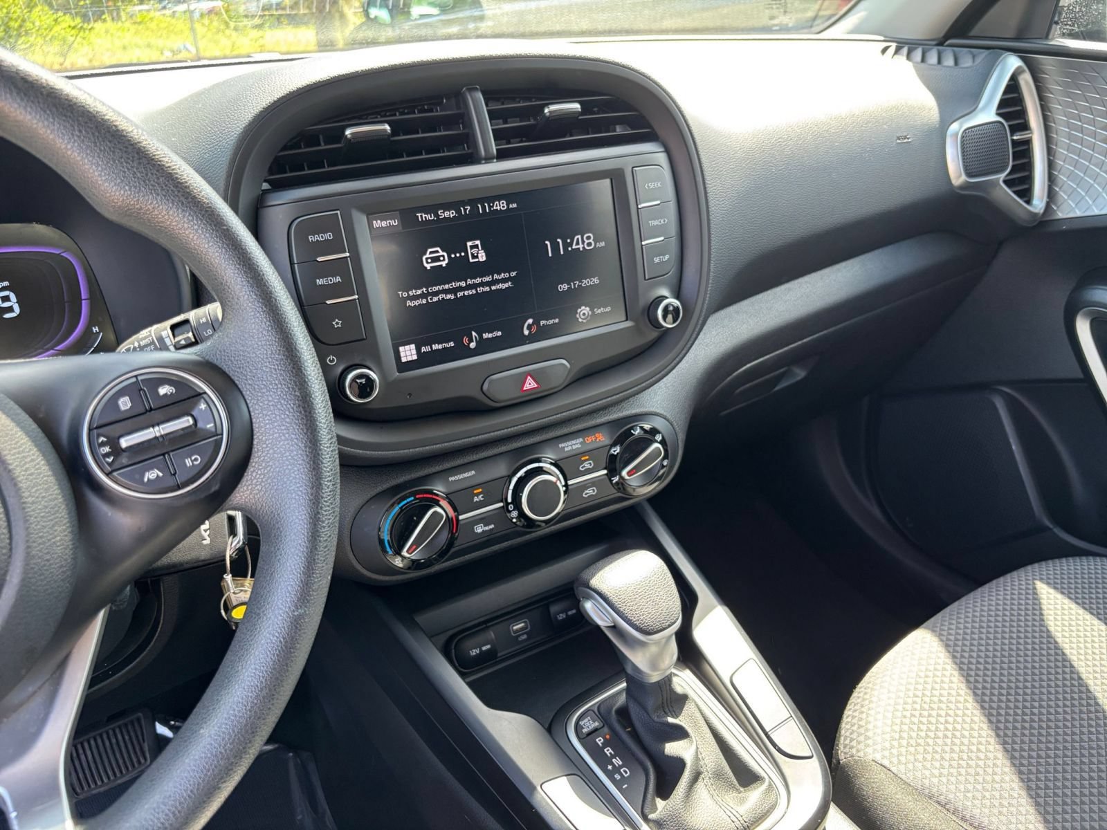Used 2025 Kia Soul LX w/ LX Technology Package FWD image 16