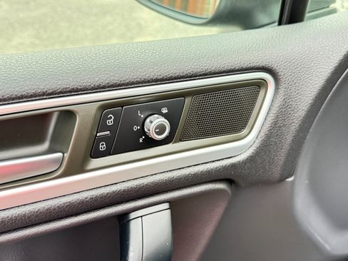 Used 2012 Volkswagen Touareg VR6 image 18