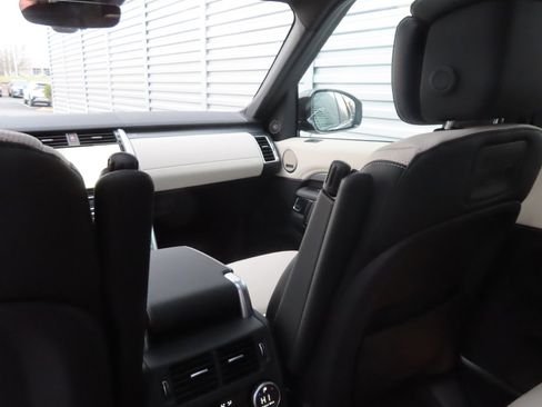 New 2024 Land Rover Discovery Dynamic SE image 7