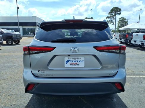 Used 2020 Toyota Highlander XLE FWD image 4