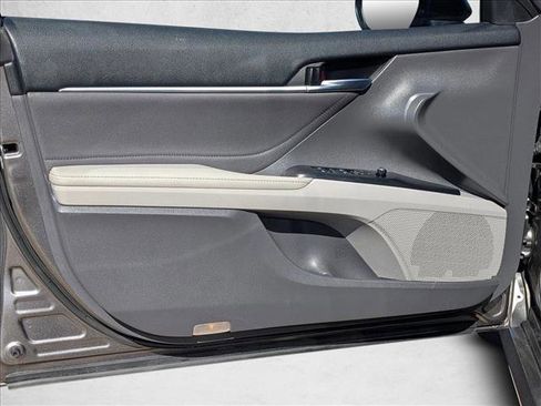 Used 2018 Toyota Camry XLE image 10