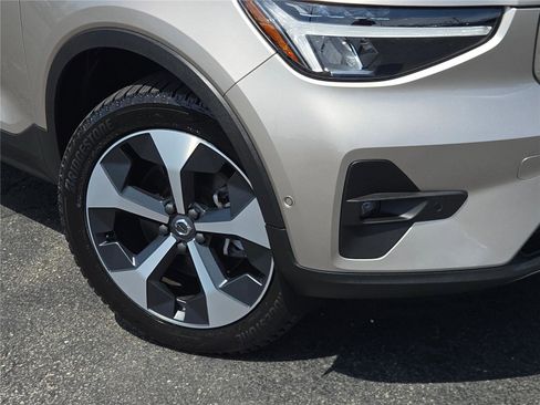 Used 2024 Volvo XC40 B5 Plus AWD/4WD image 3