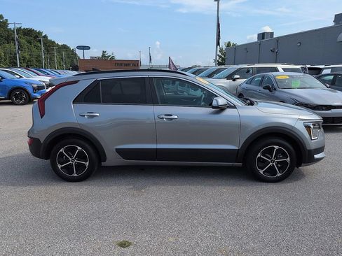 Used 2025 Kia Niro EX FWD image 2