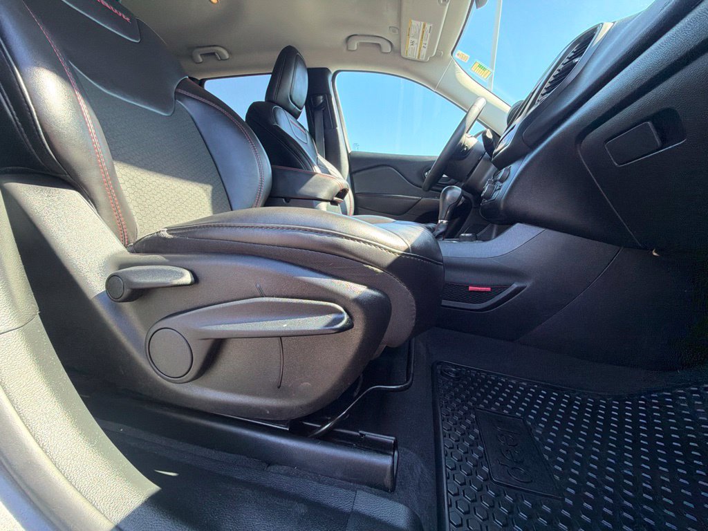 Used 2022 Jeep Cherokee Trailhawk AWD/4WD image 43