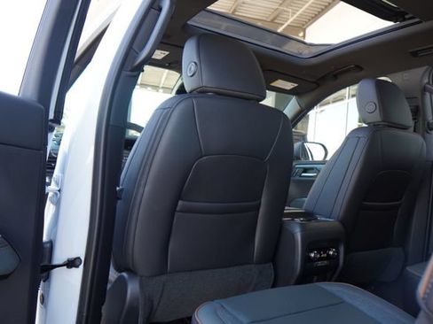 Used 2025 GMC Acadia AT4 AWD/4WD image 29