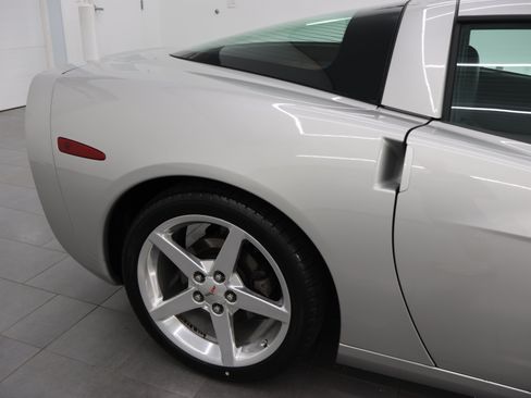 Used 2005 Chevrolet Corvette Coupe w/ Preferred Equipment Group RWD image 20