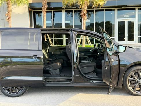Used 2020 Chrysler Pacifica Touring w/ S Appearance Package FWD image 29