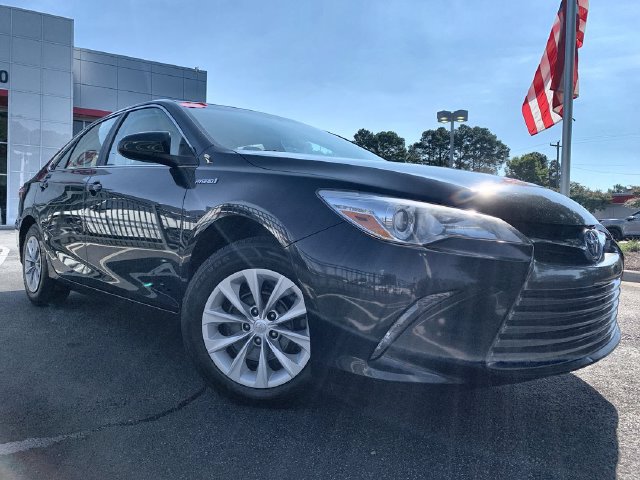 Used 2017 Toyota Camry LE FWD image 2