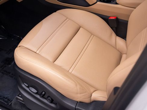 Certified 2024 Porsche Cayenne AWD/4WD image 16