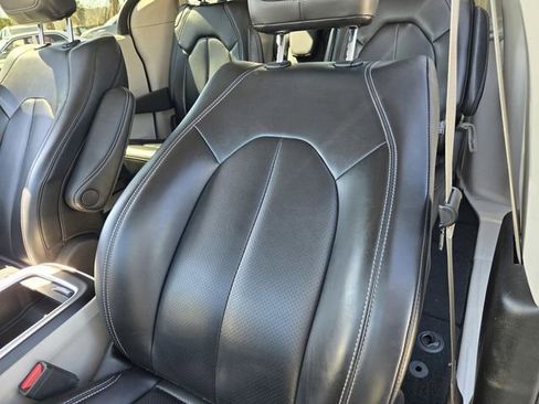 Used 2023 Chrysler Pacifica Touring-L image 17