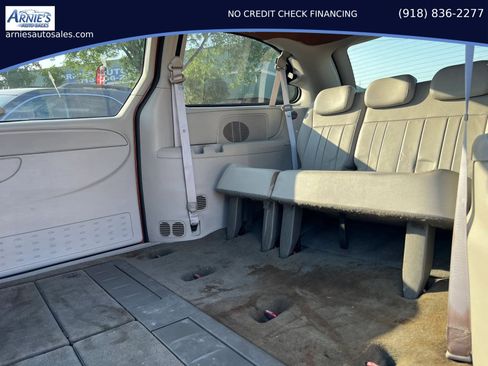 Used 2006 Chrysler Town & Country Touring w/ Leather Interior Group FWD image 8