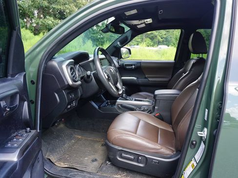 Used 2021 Toyota Tacoma Limited AWD/4WD image 2