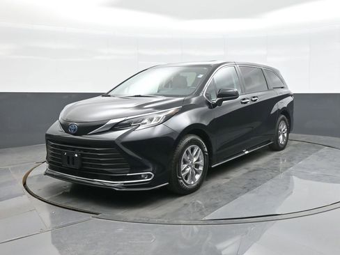 Certified 2022 Toyota Sienna XLE image 5