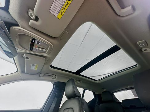 Used 2024 Volvo XC40 B5 Core image 24