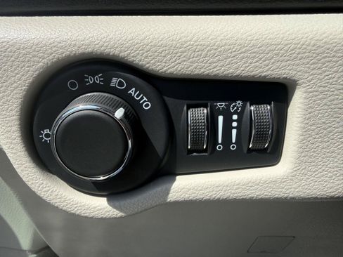 Used 2023 Chrysler Voyager LX FWD image 16