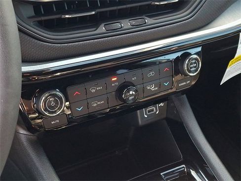 Used 2024 Jeep Compass Trailhawk image 15