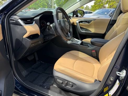 Used 2020 Toyota RAV4 XLE Premium FWD image 10