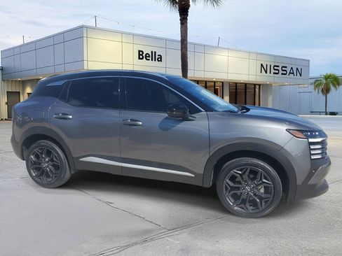 Used 2025 Nissan Kicks SR FWD image 9
