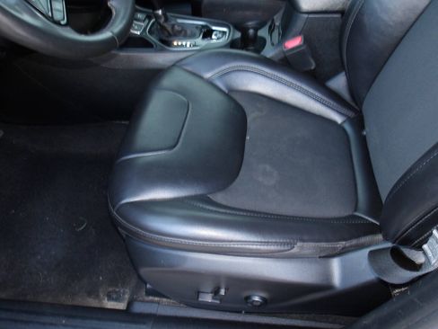 Used 2021 Jeep Cherokee Latitude Plus FWD image 20
