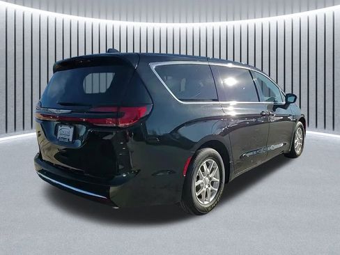 New 2026 Chrysler Pacifica Select image 3