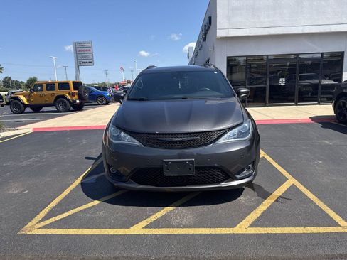 Used 2019 Chrysler Pacifica Touring-L Plus w/ Advanced Safetytec Group FWD image 3