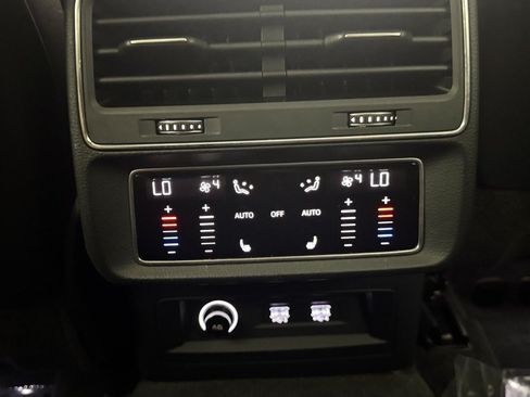Used 2019 Audi Q8 Premium Plus w/ Premium Plus AWD/4WD image 34