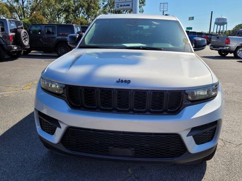 New 2025 Jeep Grand Cherokee Altitude image 15