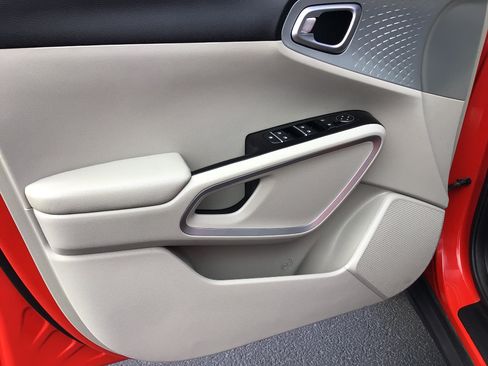 Used 2020 Kia Soul LX FWD image 6
