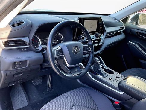 Used 2024 Toyota Highlander LE image 16