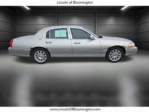 Used 2010 Lincoln Town Car Signature Limited image 9