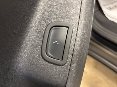 Used 2025 Chevrolet Traverse LT image 36