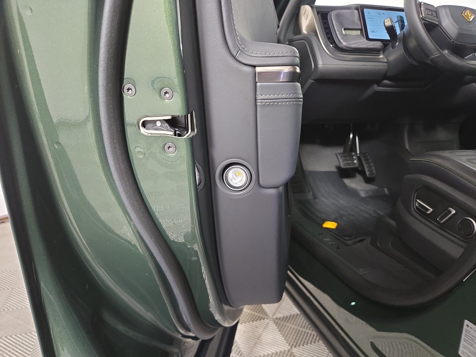 Used 2025 Rivian R1T Adventure Dual AWD/4WD image 30