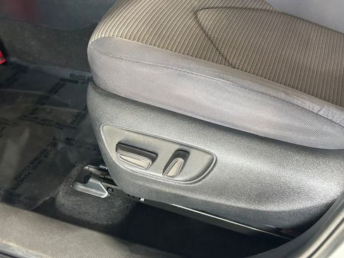 Used 2023 Toyota Highlander L image 16