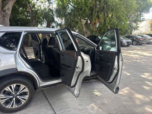 Used 2023 Nissan Rogue SV FWD image 13