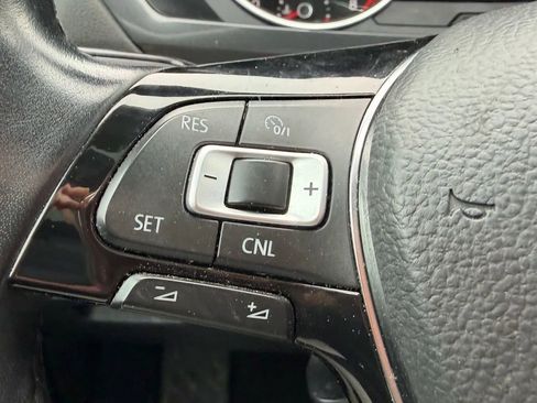 Used 2018 Volkswagen Tiguan SE w/ Panoramic Sunroof Package image 31