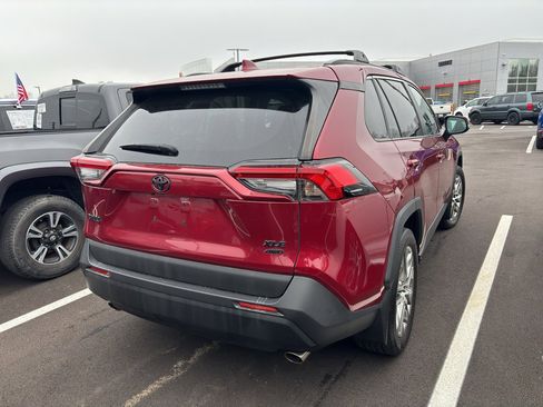 Used 2021 Toyota RAV4 XLE Premium image 6
